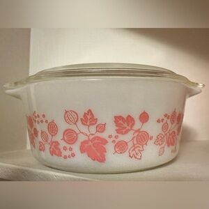 Pink and White Gooseberry Pyrex 1.5 pint #472 Casserole Dish with lid